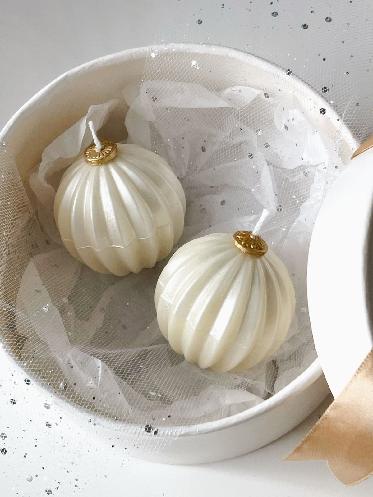Perle d'Or, a pearl ivory sculptural olive wax candle with delicate gold detailing
