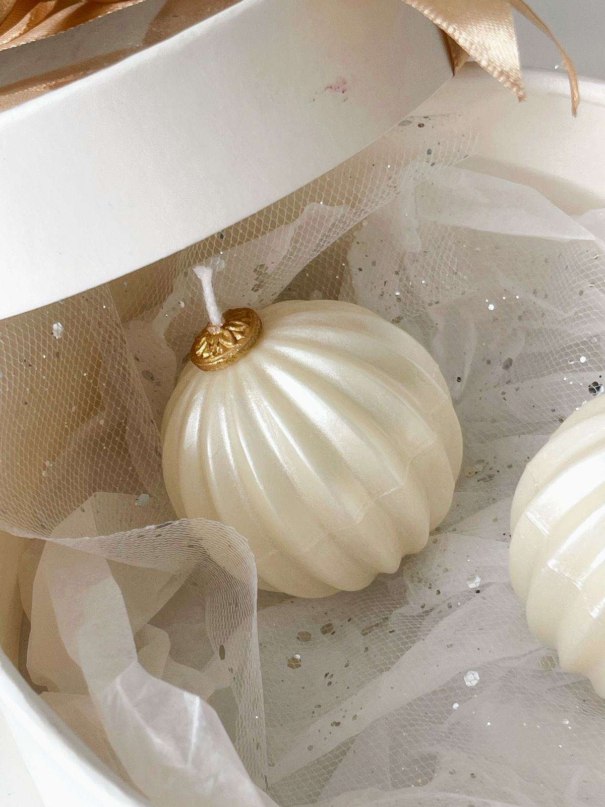 Perle d'Or, a pearl ivory sculptural olive wax candle with delicate gold detailing