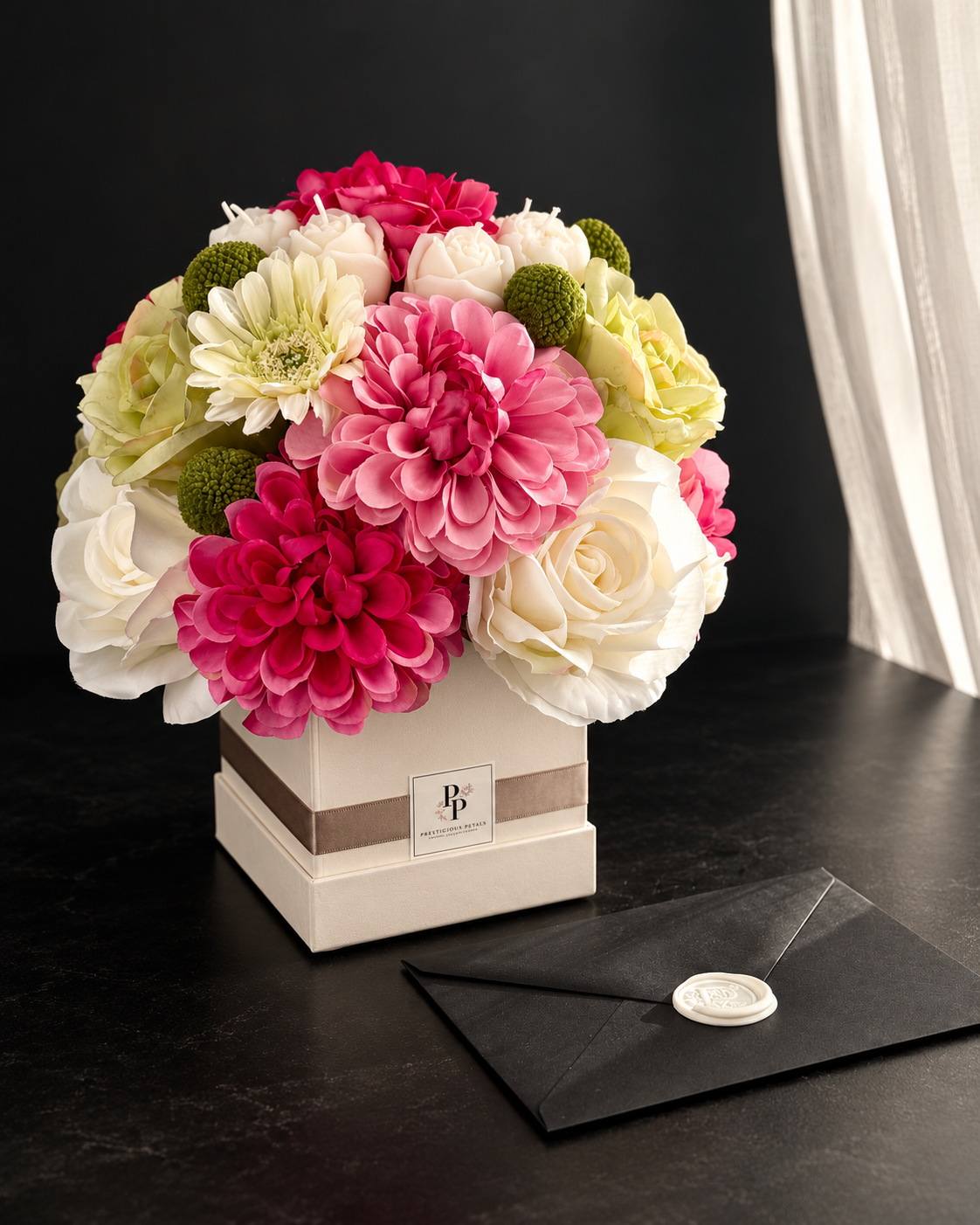 Le Cœur Carré, a handcrafted olive wax candle flower bouquet in an elegant square box