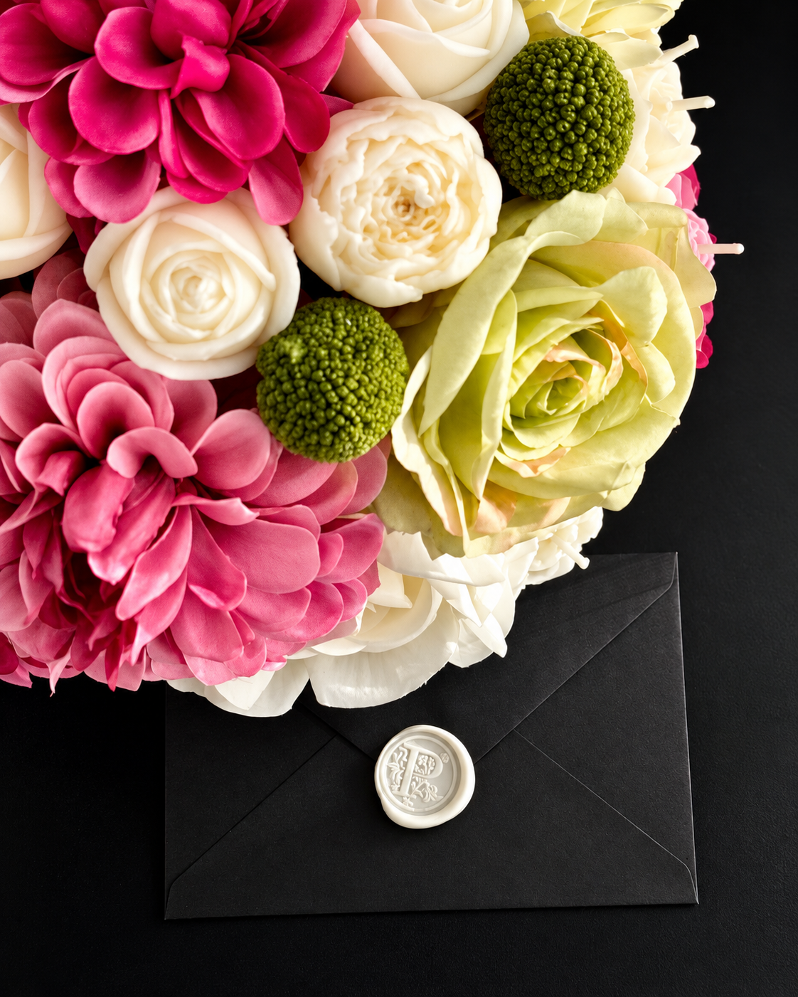 Le Cœur Carré, a handcrafted olive wax candle flower bouquet in an elegant square box