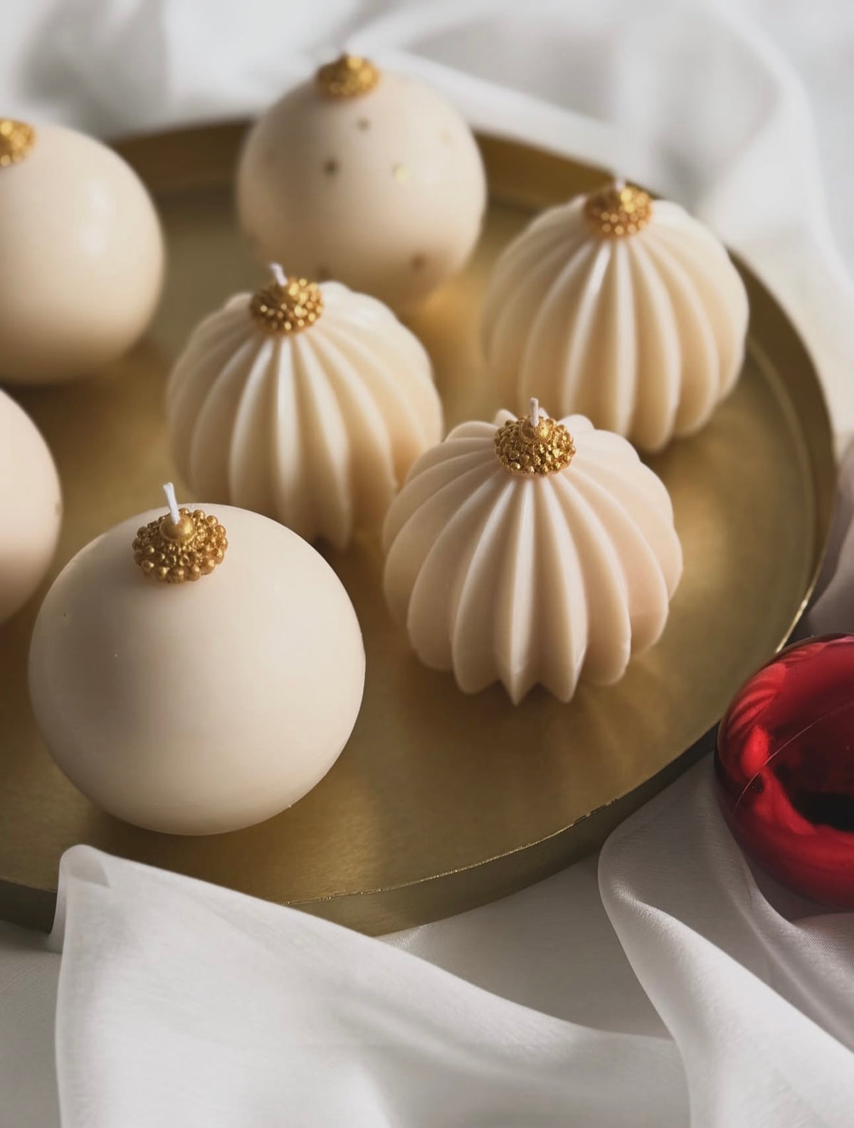 Perle d'Or, a pearl ivory sculptural olive wax candle with delicate gold detailing